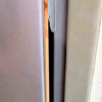 『帰ったら犬が喜んでお迎えしてくれる』と思い、玄関のドアを開けた結果…予想と違った『まさかの光景』に爆笑「ホラーで草」「全然動かんｗ」