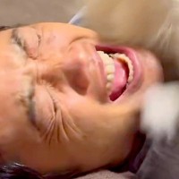 大喧嘩する2匹の犬→なぜか『パパの上』で大暴れして…もはや事故レベルな『まさかの光景』に4万いいね「なぜｗｗ」「愛されすぎてて草」と爆笑