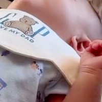 『お友達の赤ちゃん』と初対面した犬→お顔を見た瞬間、愛が溢れすぎて…あまりに尊い『はじめましての挨拶』が18万再生「ふたりとも可愛いｗ」