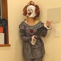 大型犬は『飼い主の顔が別人に変わっていたらどうするか？』検証→『気付いてくれる』と思ったら…辛辣な光景が45万再生「爆笑」「尻尾がｗｗ」