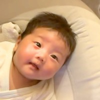 赤ちゃんが『ミルクが待てず大号泣した』結果→心配した犬が『近くにいるからね』と…あまりに尊い光景が27万再生「幸せすぎる」「頼もしい」