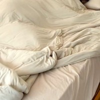 『人間のベッド』で転がる超大型犬→気持ちよさそうに『枕』を…犬かどうか疑う『まさかの光景』が12万再生「添い寝したい」「人間みたいで草」