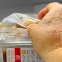 大型犬に内緒で『冷蔵庫のシュークリーム』を食べようとした結果→こっそり取り出し、振り返ると…まさかの光景に「確認してるの最高」と絶賛