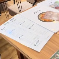 韓国料理屋で働く『人懐っこい大型犬』→テーブルに座ると、隣にやってきて…羨ましすぎる『相席の光景』が10万再生「ファンサ素晴らしいｗ」