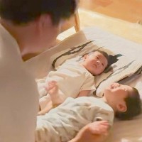 パパが赤ちゃんたちと遊んだ結果→なぜか犬が『自分のベッド』を運んできて…あまりにも愛おしい光景に「多分、これで寝なよって言ってる」の声