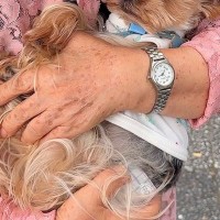 全く知らない『2人のおばあちゃん』に抱っこしてもらった犬→まるで赤ちゃんのように…『まさかの態度と表情』に反響「たまらん」「うっとり」
