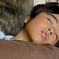 お布団で眠る男の子→秋田犬が『一緒に寝たい』と近くに行き…絶対に寝場所を間違えている『まさかの一枚』に反響「お兄ちゃん優しい」「首がｗｗ」