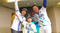 ハイセンス宣伝部長の牧秀悟選手が念願の初ドッキリを敢行！ キャンペーンで選ばれた小学生にスイングを直々指導