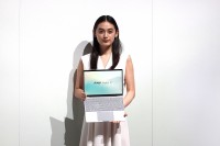 八木莉可子、若者視点の「FMV Note C」を体験　「ぜひ大学生のみなさんに」FMVブランドリニューアル・新製品発表会