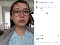 畑芽育、メガネ姿の撮影オフショット公開！「大天使ビジュアル」「カワイイ！！」