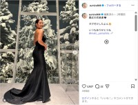 すみれ、美背中見せの黒ドレスショット公開！「美が眩しい」「メチャ綺麗」