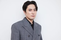 【インタビュー】間宮祥太朗、「小栗旬は撮影現場にいるべくしている人」　映画『バッド・ルーテナント：トウキョウ』公開